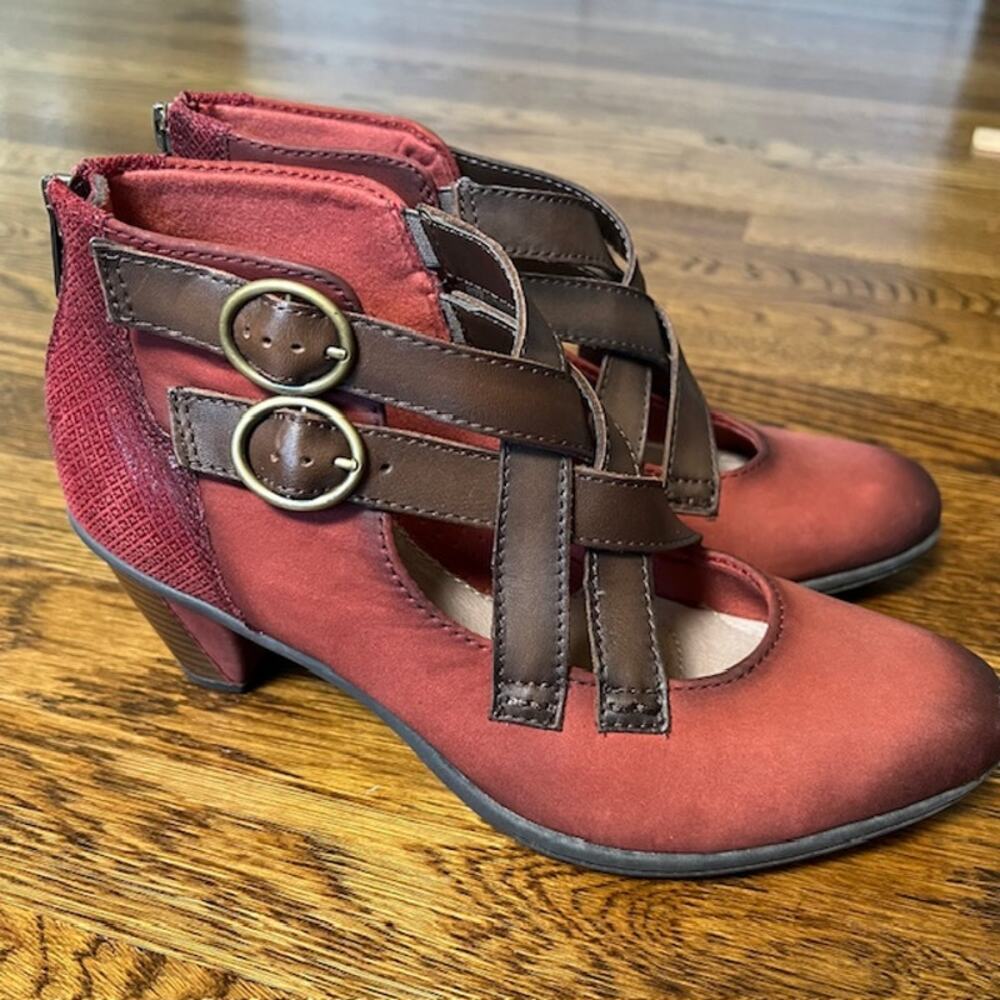 NWOB Earth Amber Heeled Booties Womens 8.5 Leather Brick Red Boho Cottage Straps